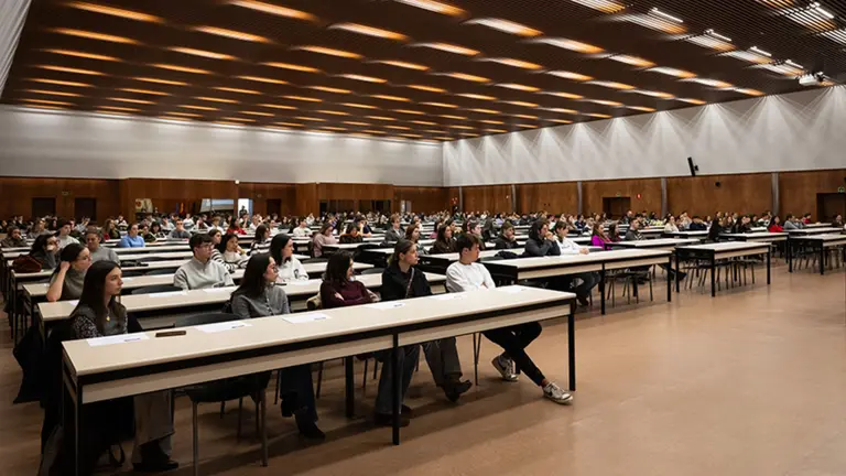 Acto institucional de entrega de las becas para estudiar en el extranjero de la UPNA. UNIVERSIDAD P&Uacute;BLICA DE NAVARRA