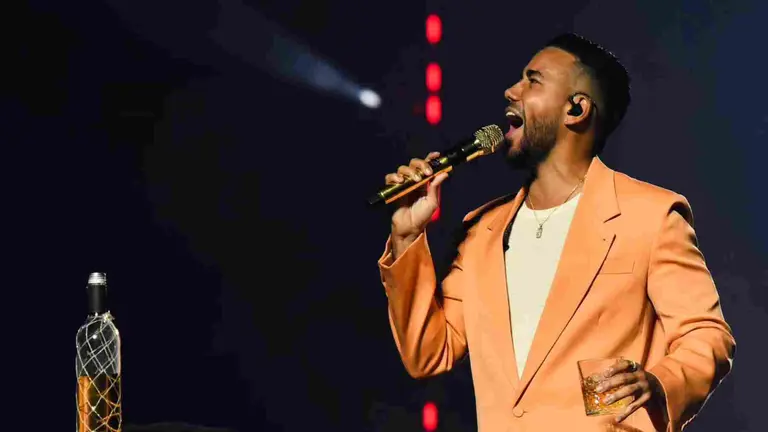Romeo Santos durante un concierto. ROMESANTOS.COM