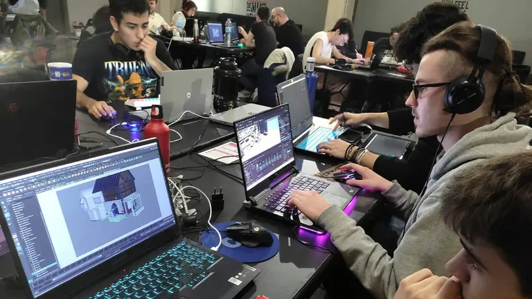 J&oacute;venes dise&ntilde;ando videojuegos en Creanavarra. CEDIDA
