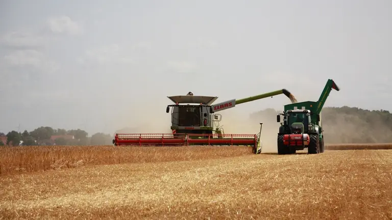 Un agricultor trabajando en el campo. ARCHIVO