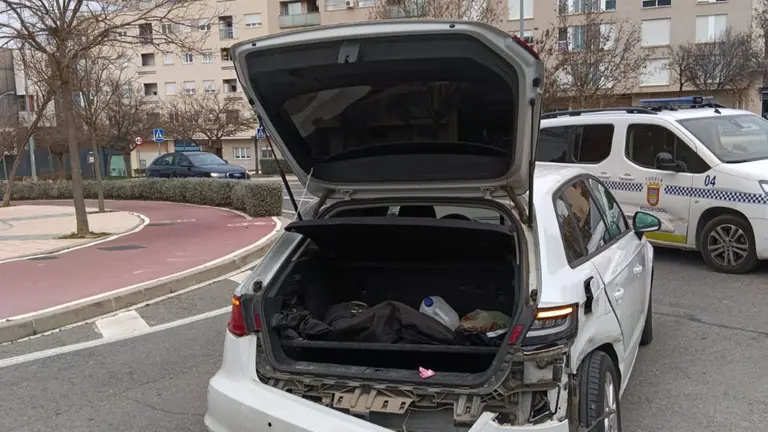 Uno de los coches accidentados en la glorieta. POLIC&Iacute;A LOCAL DE TUDELA