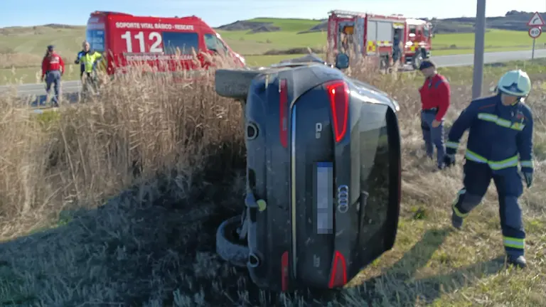 Imagen del coche volcado en Allo. BOMBEROS DE NAVARRA