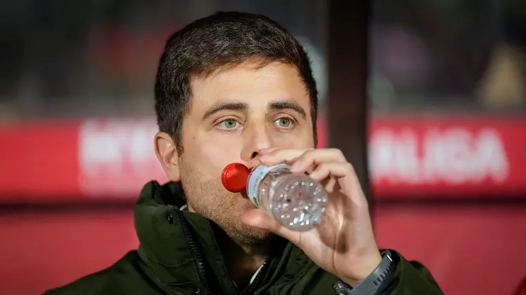 El t&eacute;cnico italiano de Osasuna, Alessio Lisci, durante el encuentro correspondiente a la jornada 19 de Laliga EA Sports que disputan hoy s&aacute;bado Girona y Osasuna en el estadio municipal de Montilivi, en la capital gerundense. EFE/David Borrat.