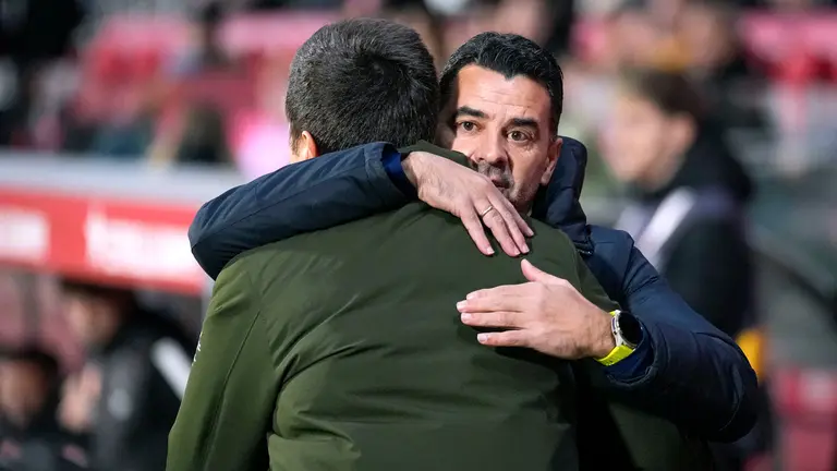 Los t&eacute;cnicos del Girona, Michel (d) y de Osasuna, el Alessio Lisci, se saludan antes del inicio del encuentro correspondiente a la jornada 19 de Laliga EA Sports que disputan hoy s&aacute;bado Girona y Osasuna en el estadio municipal de Montilivi, en la capital gerundense. EFE/David Borrat.