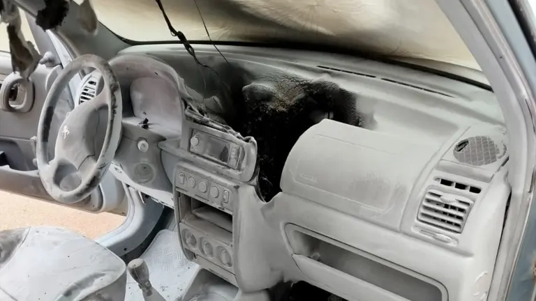 Imagen de archivo del interior de otro turismo incendiado. BOMBEROS DE NAVARRA / ARCHIVO