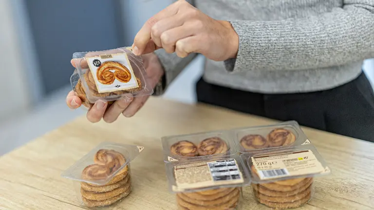 Una persona abre unas palmeritas de hojaldre de Mercadona. MERCADONA