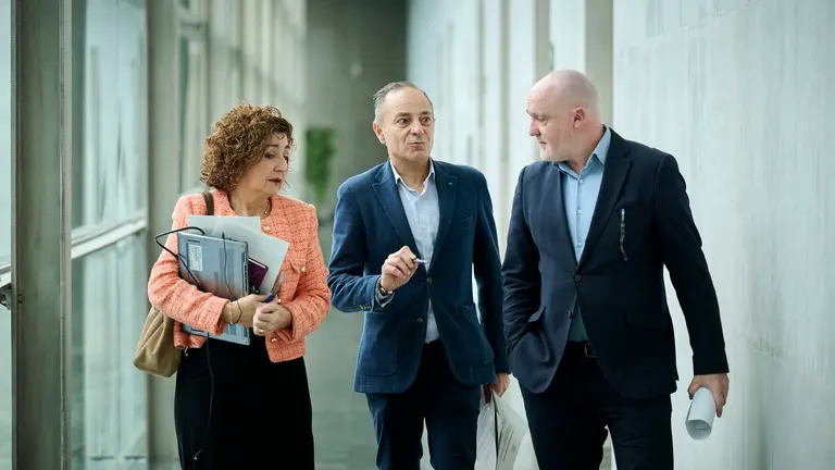 Yolanda Ib&aacute;&ntilde;ez, Juan Luis S&aacute;nchez de Muni&aacute;in y Javier Esparza de UPN en su llegada a la Mesa y Junta de Portavoces del Parlamento. PABLO LASAOSA