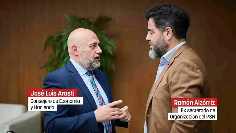 El consejero de Econom&iacute;a y Hacienda Jos&eacute; Luis Arasti junto a Ram&oacute;n Alz&oacute;rriz minutos antes de comenzar el pleno del Parlamento. PABLO LASAOSA