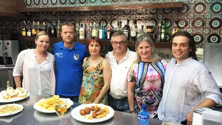 Los seis primos que est&aacute;n al frente del hostal restaurante La Parrilla en Tudela. Facebook.