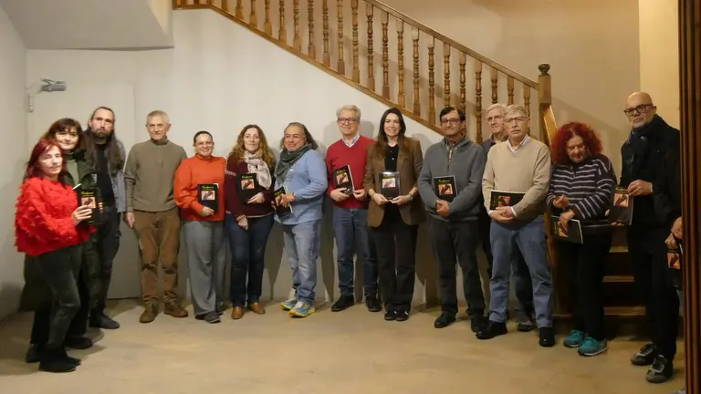 Fotograf&iacute;a de familia con los ganadores del concurso de cuentos y poes&iacute;a de Tudela. AYUNTAMIENTO DE TUDELA