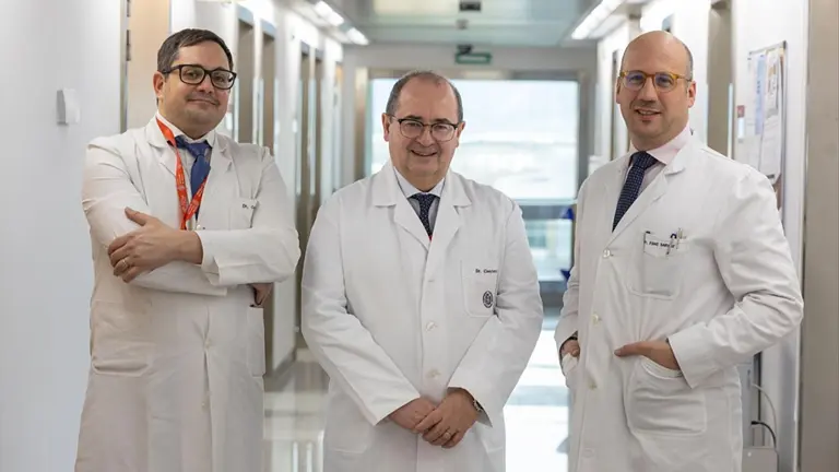 De izquierda a derecha, los doctores Diego Candelmi, Carlos Centeno y Mariano Ponz-Sarvis&eacute;.  CL&Iacute;NICA UNIVERSIDAD DE NAVARRA