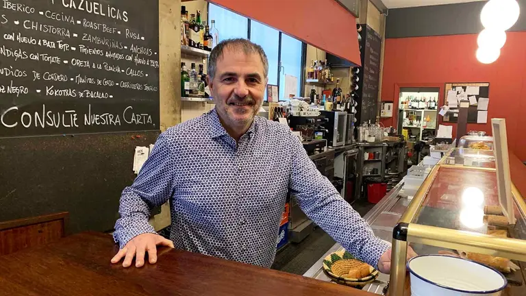 Eneko Ib&aacute;&ntilde;ez es el due&ntilde;o del bar Rex en la Plaza de la Libertad en Pamplona. Navarra.com