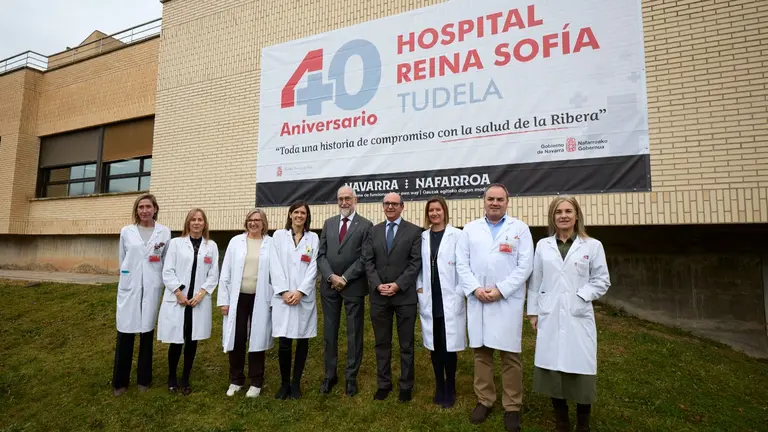 El consejero de Salud, Fernando Dom&iacute;nguez, junto al director gerente del SNS-O, Jon Guajardo, y la gerente del &Aacute;rea de Salud de Tudela, Ana Campillo, y personal del centro, en la presentaci&oacute;n del 40&ordm; aniversario del Hospital Reina Sof&iacute;a de Tudela. UNAI BEROIZ / GOBIERNO DE NAVARRA