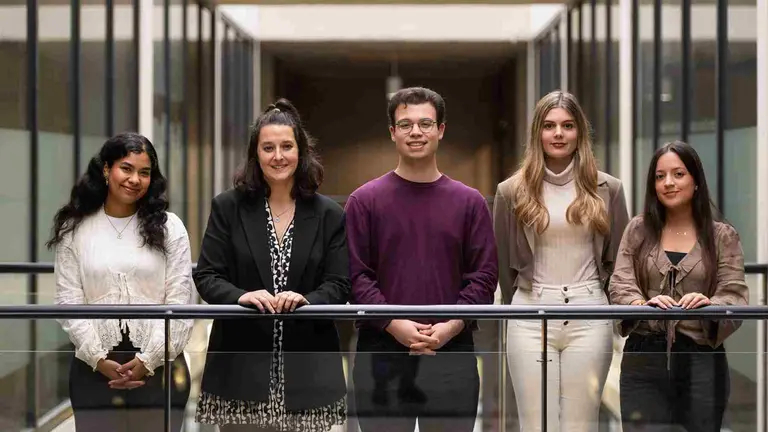 El equipo de la UPNA que participar&aacute; en el Moot court laboral, junto a la profesora Mirentxu Mar&iacute;n, en la Facultad de Ciencias Jur&iacute;dicas de la UPNA. De izda. a dcha., Ainhoa P&eacute;rez Mart&iacute;nez, Mirentxu Mar&iacute;n Malo, Luis Mart&iacute;nez G&oacute;miz, Silvia Almagro Aranda y Laura Villada Bonilla.