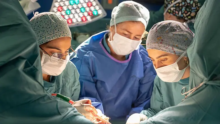 Profesionales de la Cl&iacute;nica Universidad de Navarra durante una intervenci&oacute;n quir&uacute;rgica. CL&Iacute;NICA UNIVERSIDAD DE NAVARRA