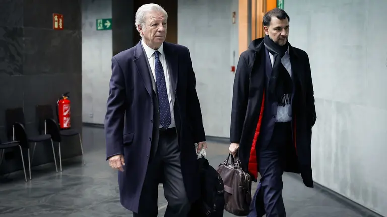 El miembro del comit&eacute; de direcci&oacute;n del grupo Joaquin Mollinedo (i), que hab&iacute;a sido designado por Acciona para comparecer en lugar de Entrecanales, ha acudido junto con el abogado del grupo Jos&eacute; Julio Figueroa (d) a la C&aacute;mara Foral. EFE/Villar L&oacute;pez