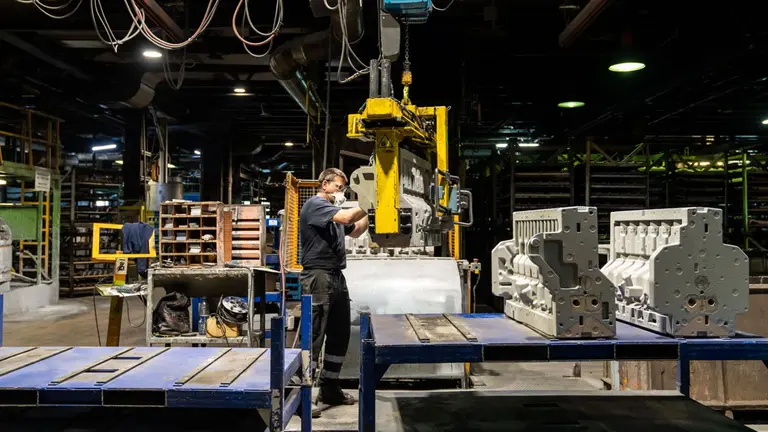 Un operario trabajando con una m&aacute;quina en la cooperativa Tafalla Iron Foundry. CEDIDA