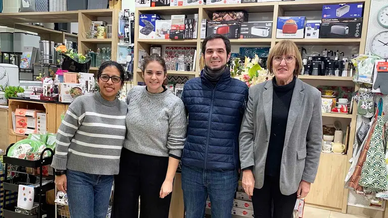 Daniel con sus tres empleadas en la ferreter&iacute;a Estrella de Pamplona. Navarra.com