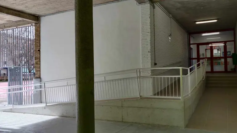 Nueva rampa de acceso en el colegio p&uacute;blico Nicasio Landa. AYUNTAMIENTO DE PAMPLONA