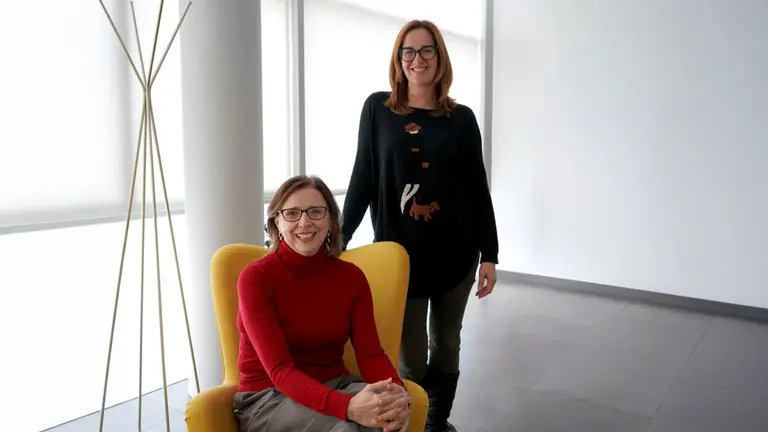 In&eacute;s Echeverr&iacute;a y Laura Gil, en el Centro Nacional de Tecnolog&iacute;a Agroalimentaria. CNTA
