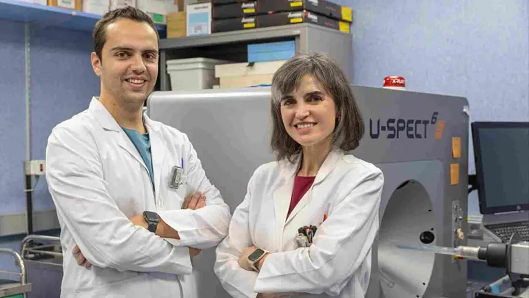 El Dr. F&eacute;lix Pareja del R&iacute;o y la Dra. Mar&iacute;a Collantes junto al esc&aacute;ner microSPECT/CT con el que se ha realizado el estudio. CUN