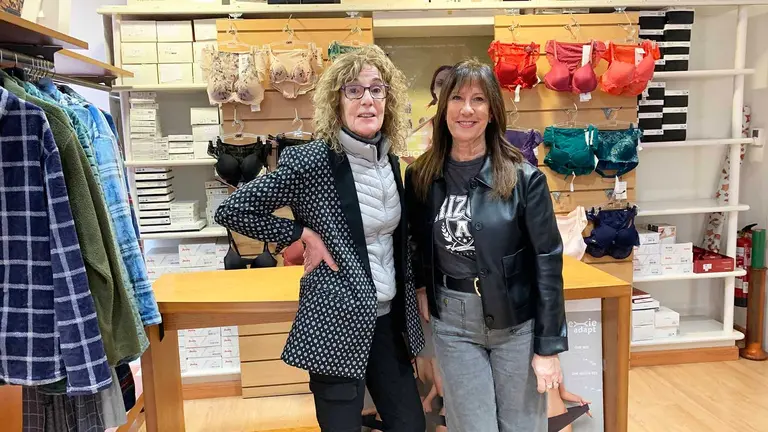 Mari Carmen y Mirian en la lencer&iacute;a Cachemir en el barrio de San Juan en Pamplona. Navarra.com