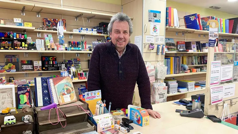 Marino Latienda en la librer&iacute;a Caligrama, situada en Zizur Mayor. Navarra.com