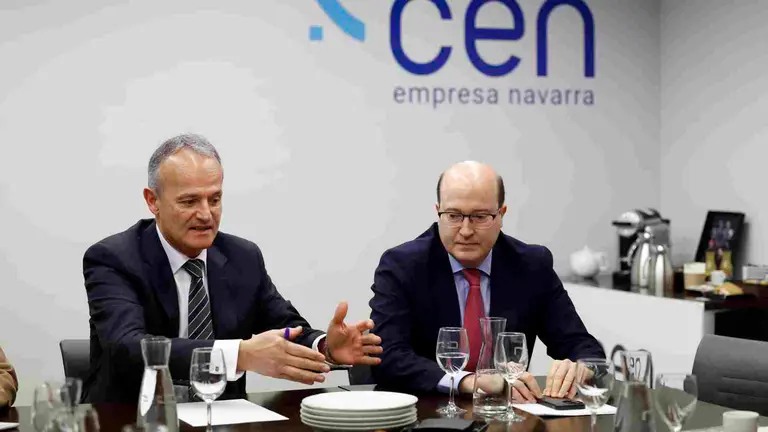 El presidente de la Confederaci&oacute;n Empresarial Navarra, Manuel Piquer, y el secretario general Carlos Fern&aacute;ndez Valdivielso. EFE/ Jes&uacute;s Diges