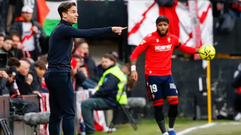 El entrenador del Rayo Vallecano, &Iacute;&ntilde;igo P&eacute;rez, durante el partido de Liga entre el Rayo Vallecano y Osasuna que se disputa este s&aacute;bado en el estadio de Vallecas. EFE/Mariscal