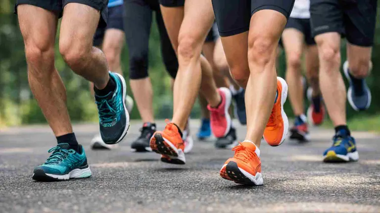 Un grupo de runners corriendo sobre asfalto. IA