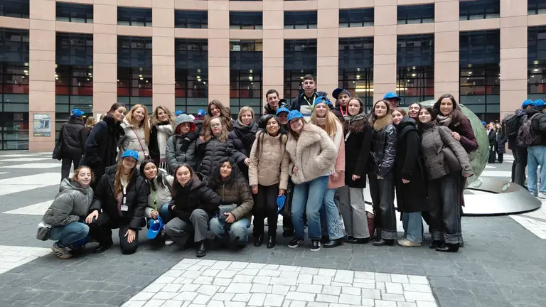 La delegaci&oacute;n del Colegio FEC Vedruna en el patio interior del Parlamento Europeo en Estrasburgo. CEDIDA