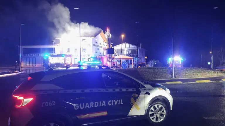 Dos dotaciones de bomberos, desde Pamplona y Oronoz-Mugaire, han trabajado durante la madrugada para contener el fuego, mientras patrullas de seguridad ciudadana han asegurado el entorno. GUARDIA CIVIL