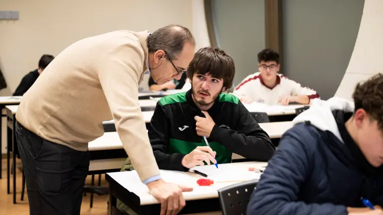 Oroel Villan&uacute;a, durante la Olimpiada Matem&aacute;tica Espa&ntilde;ola. UPNA