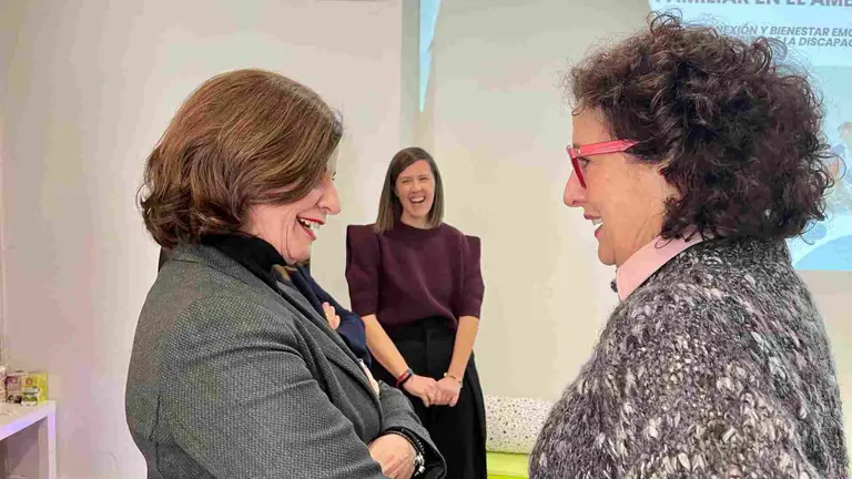 La consejera Maeztu conversa con Elena Calleja, madre usuaria del centro, en la presentaci&oacute;n del proyecto 'Lo So&ntilde;ado'. GOBIERNO DE NAVARRA