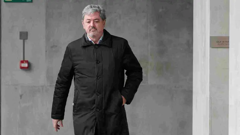 GRAFCAV9107. El administrador de Servinabar, Antxon Alonso, a su llegada este martes al Parlamento de Navarra para comparecer en la Comisi&oacute;n de Investigaci&oacute;n sobre obras p&uacute;blicas del Gobierno de Navarra en la que, en un primer turno de palabra, ha argumentado que se encuentra en un proceso judicial abierto en el Tribunal Supremo por lo que, acogi&eacute;ndose a su derecho de no declarar, no responder&aacute; a las preguntas de los grupos. EFE/I&ntilde;aki Porto