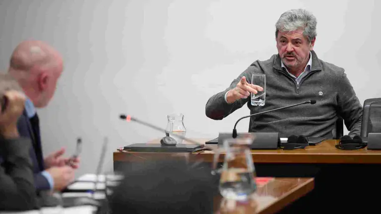 GRAFCAV9109. PAMPLONA, 27/01/2026.- El administrador de Servinabar, Antxon Alonso, se ha acogido este martes a su derecho a no declarar en la Comisi&oacute;n de Investigaci&oacute;n sobre obras p&uacute;blicas del Gobierno de Navarra que se celebra en el Parlamento de Navarra. Alonso ha acudido a la citaci&oacute;n, pero en un primer turno de palabra ha argumentado que se encuentra en un proceso judicial abierto en el Tribunal Supremo, por lo que no responder&aacute; a las preguntas de los grupos. EFE/I&ntilde;aki Porto