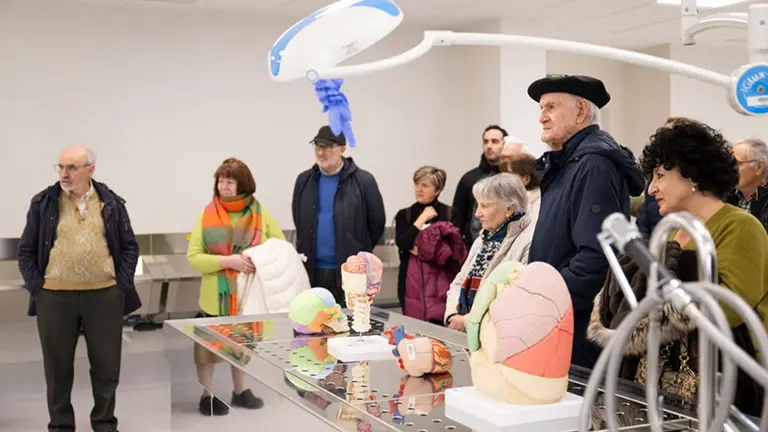Un grupo visita uno de los laboratorios de la nueva Facultad de Ciencias de la Salud de la UPNA. UNIVERSIDAD P&Uacute;BLICA DE NAVARRA