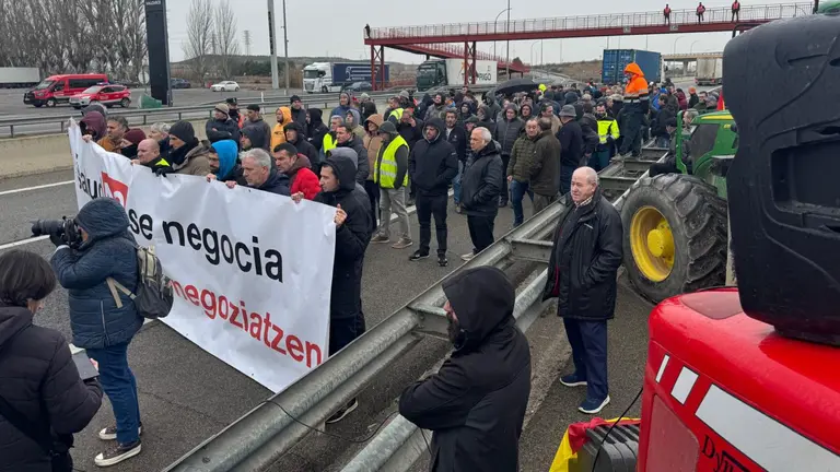 Imagen de la manifestaci&oacute;n de agricultores y ganaderos en la A-68. CEDIDA