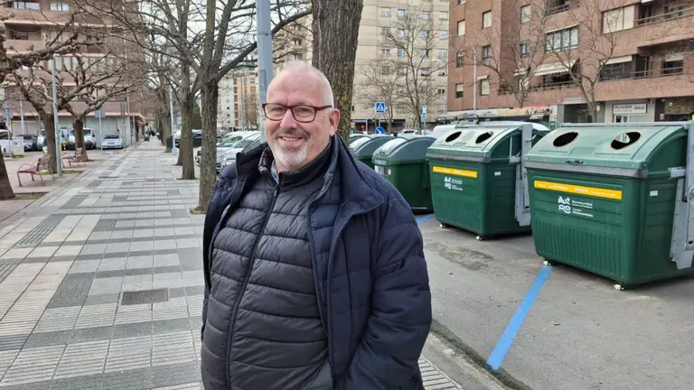 Juan Carlos Garayoa, en la calle I&ntilde;igo Arista, frente a unas plazas ocupadas por contenedores. JOS&Eacute; MIGUEL MONTES