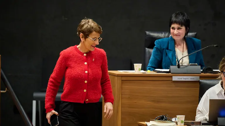 Laura Aznal, de EH Bildu, junto a Mar&iacute;a Chivite, presidenta del Gobierno de Navarra, durante el Pleno del Parlamento. PABLO LASAOSA
