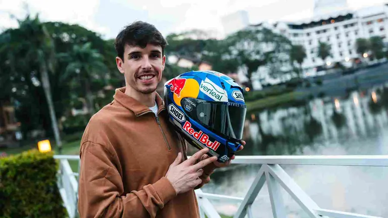 El subcampe&oacute;n del mundo de MotoGP &Aacute;lex M&aacute;rquez con el casco y la serigraf&iacute;a de Verleal. CEDIDA