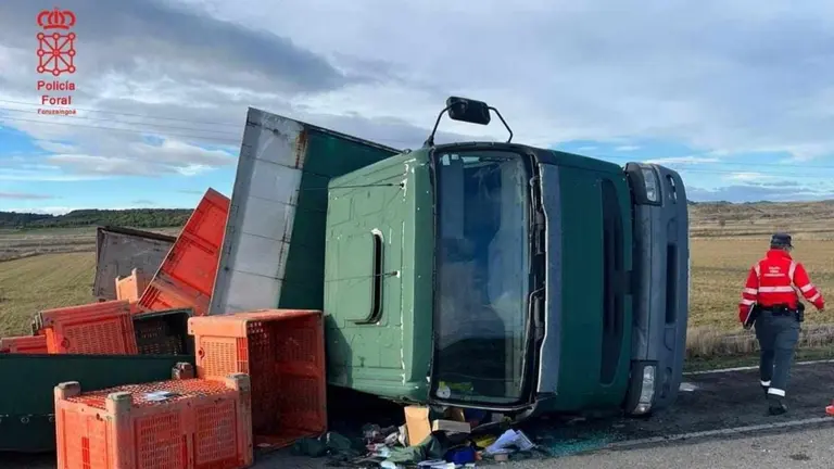 Imagen del cami&oacute;n volcado esta ma&ntilde;ana en Carcastillo. POLIC&Iacute;A FORAL