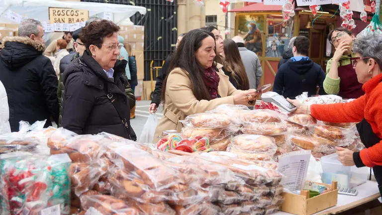 Puestos de venta de roscos y dulces en la plaza de San Nicol&aacute;s y en la calle San Miguel por la celebraci&oacute;n de San Blas. I&Ntilde;IGO ALZUGARAY