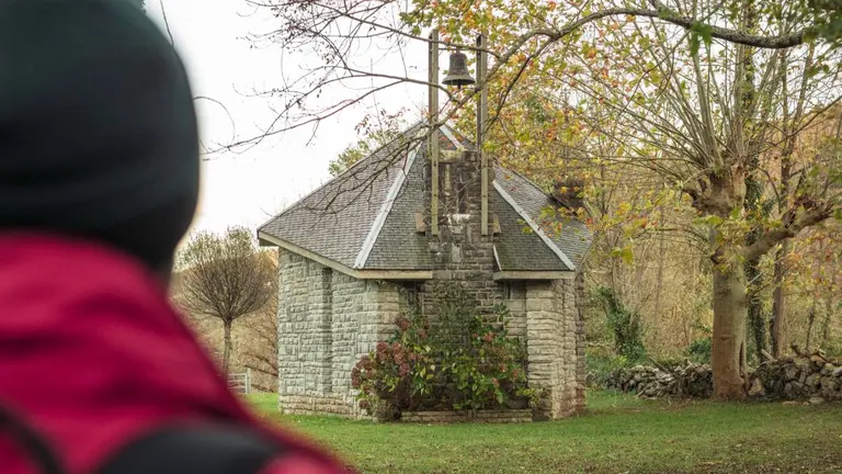 Un excursionista contempla la ermita de Mar&iacute;a Magdalena en la zona de Valcarlos. TURISMO DE NAVARRA