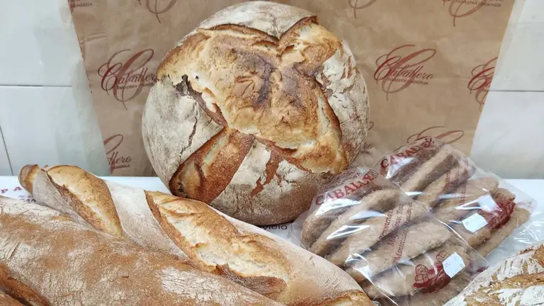 Surtido de panes y de pastas en la panader&iacute;a Caballero de Sang&uuml;esa. Facebook.