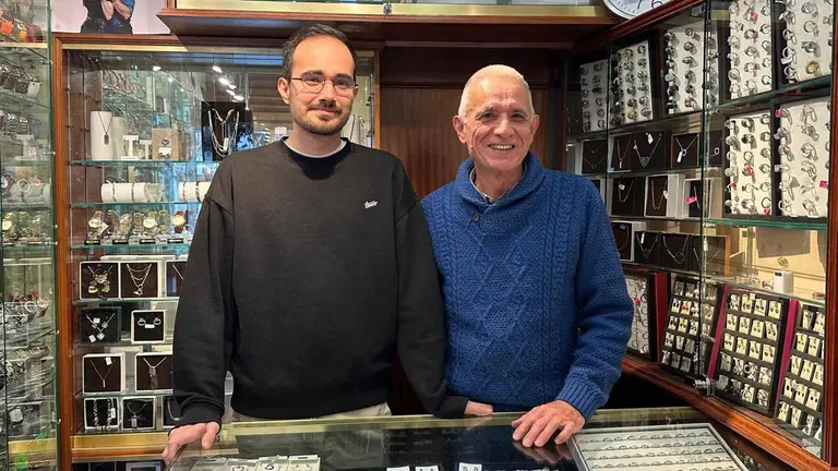 &Oacute;scar y Jes&uacute;s Cervera en la joyer&iacute;a de su propiedad en Tudela. Navarra Emprende.