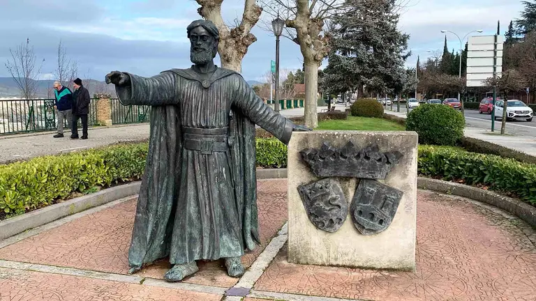 La estatua del Rey Sancho III el Mayor de Navarra est&aacute; en el parque de la media Luna en Pamplona. Navarra.com