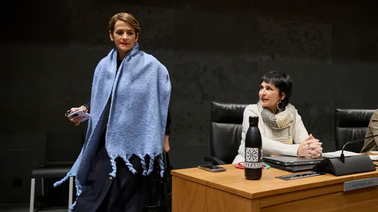 Laura Aznal, de EH Bildu, junto a Mar&iacute;a Chivite, presidenta del Gobierno de Navarra, durante el Pleno del Parlamento de Navarra. PABLO LASAOSA