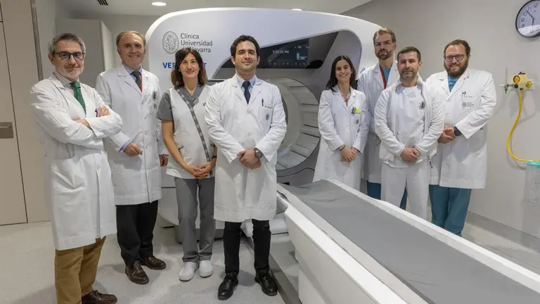 De izq. a dcha.: los doctores Mat&iacute;as Alfonso y Javier Arbizu; Araceli Oroz, enfermera de Medicina Nuclear; el Dr. Juan Jos&eacute; Rosales; la m&eacute;dico residente Marta Romera; el Dr. V&iacute;ctor Rodrigo; Roberto D&iacute;az, t&eacute;cnico de Medicina Nuclear; y el Dr. Nicol&aacute;s Varela. CL&Iacute;NICA UNIVERSIDAD DE  NAVARRA