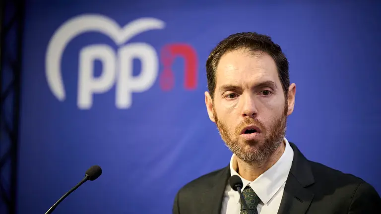 El diputado y secretario general del PP de Navarra, Sergio Sayas, presenta una nueva propuesta pol&iacute;tica para abrir debate sobre el modelo social en Navarra. PABLO LASAOSA